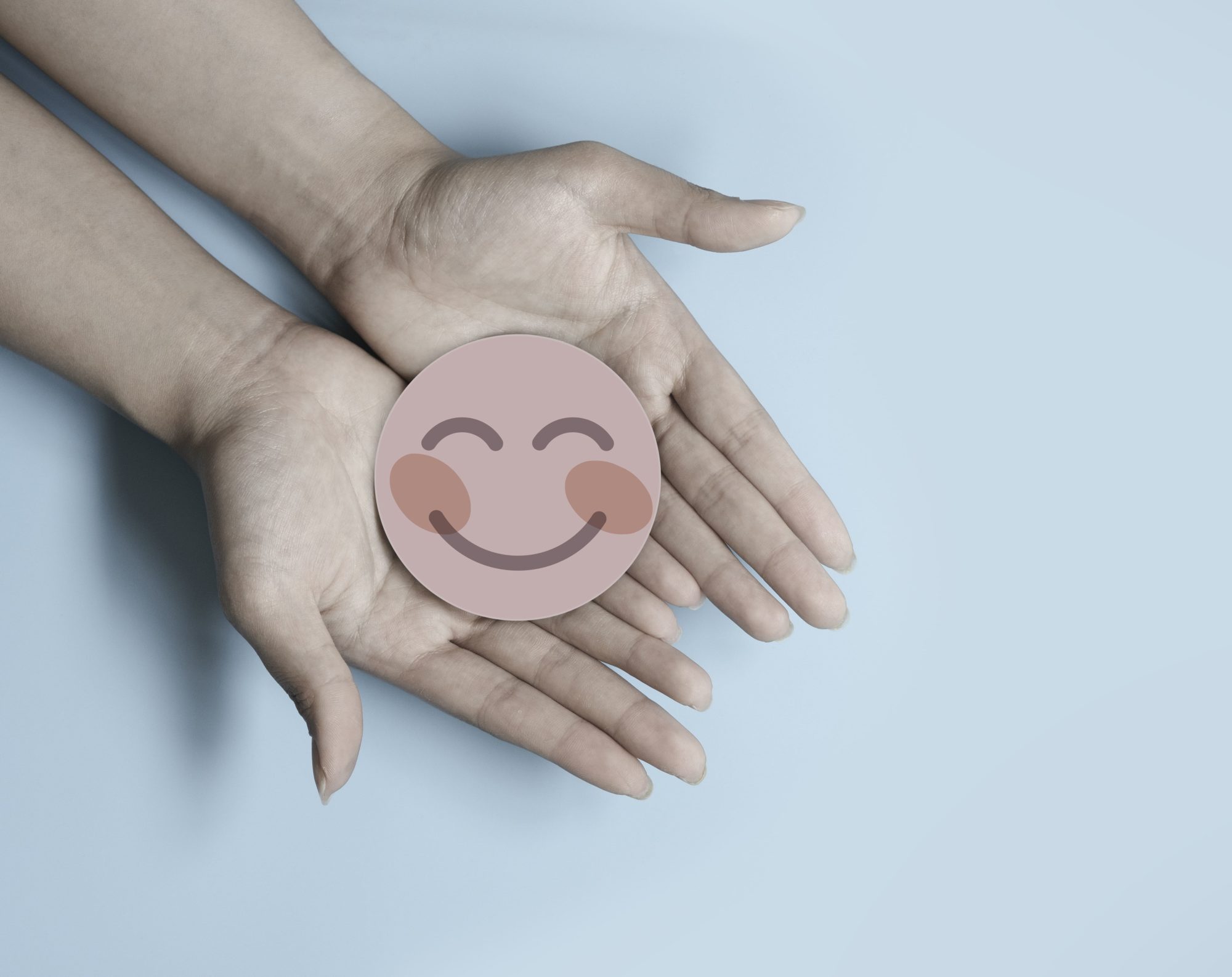 Mains tenant un sourire