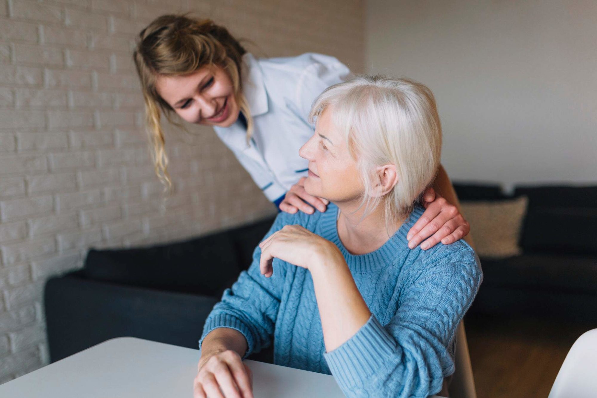 Une senior et son assistante