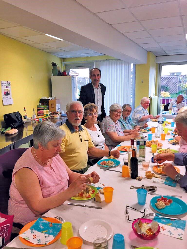 Seniors à table pour la fête des voisins
