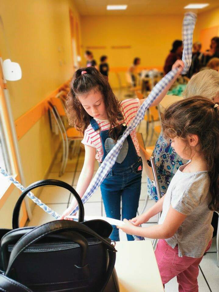 Deux enfant s'occupe d'un ruban de textile