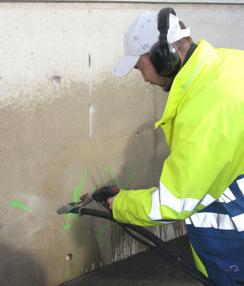 homme utilisant un hydrogommeur