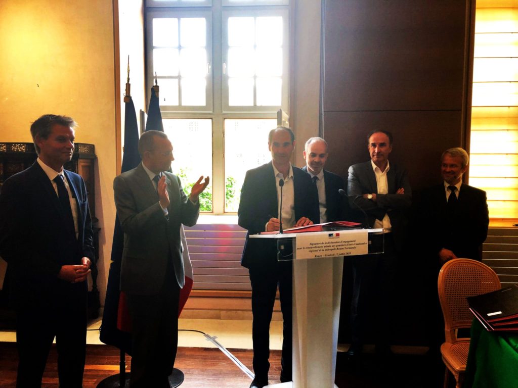 Photo de la signature du nouveau plan de renouvellement urbain