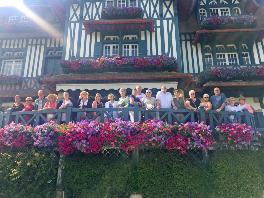 photo de groupe sur le balcon de la villa
