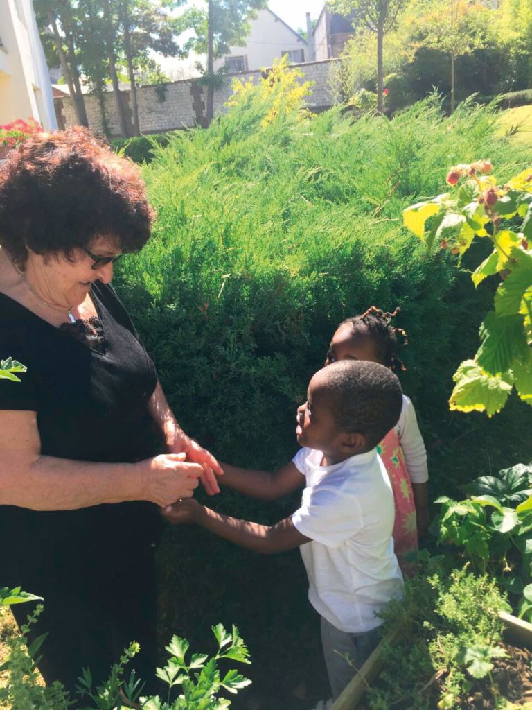 enfants de la crèche venus ramasser les plantations