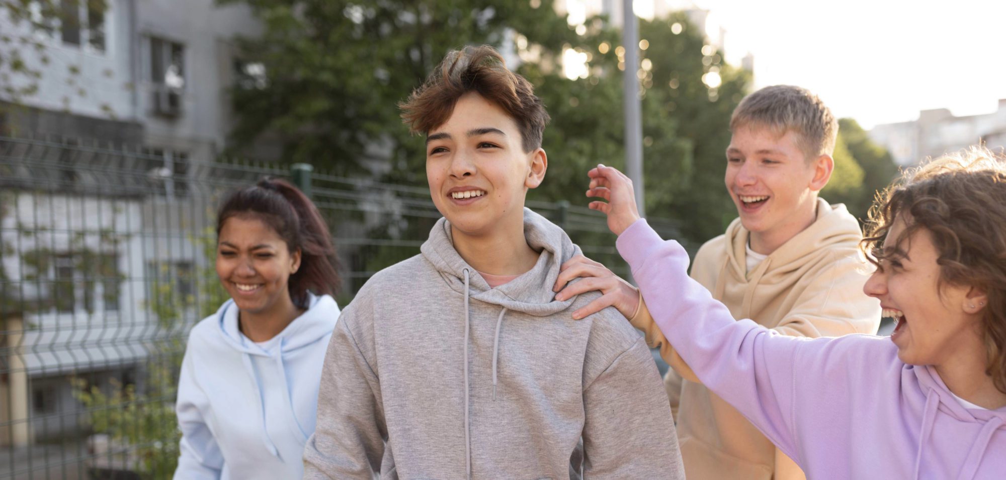 Adolescents qui jouent en ville