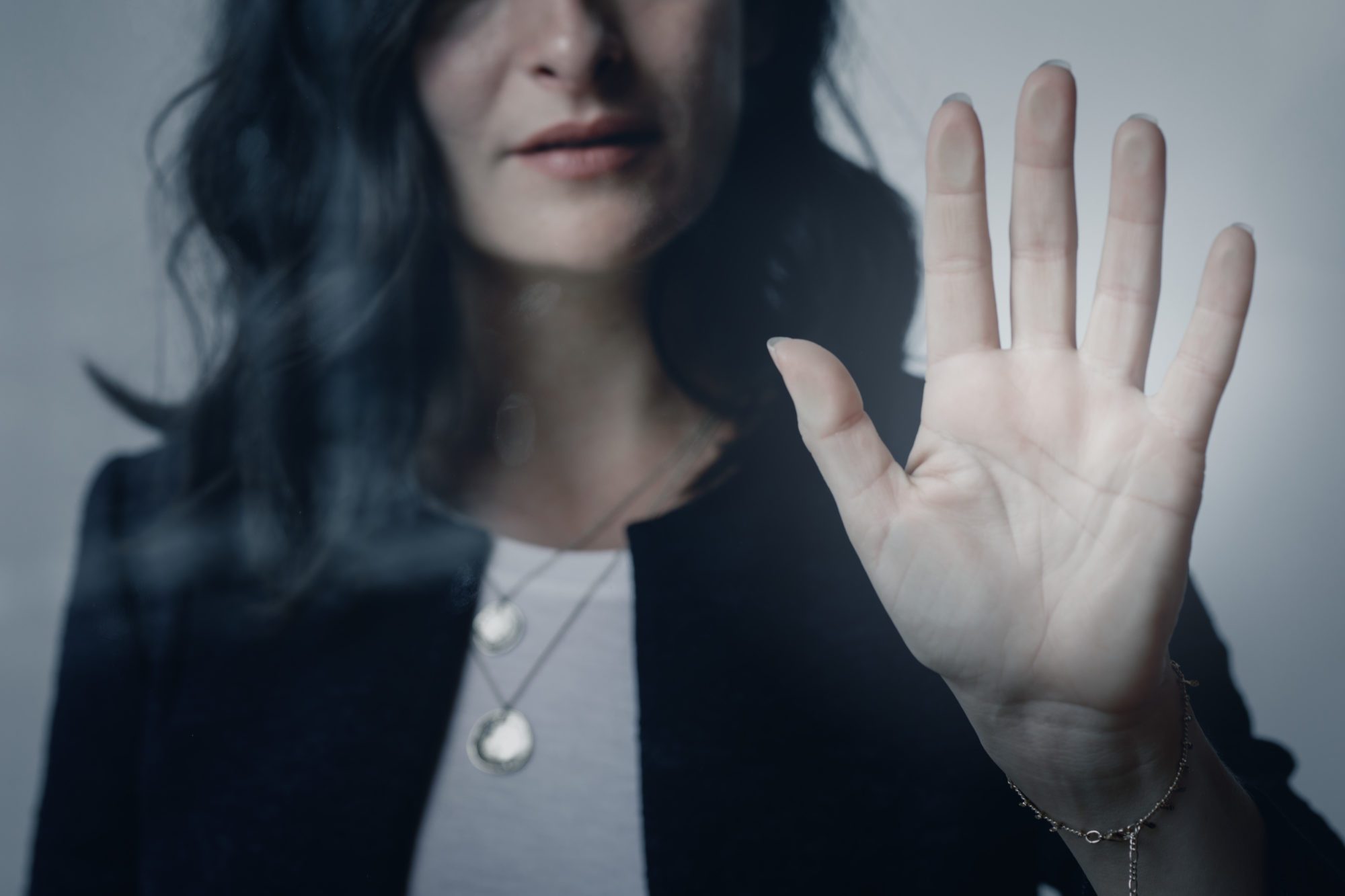 Femme qui touche une vitre