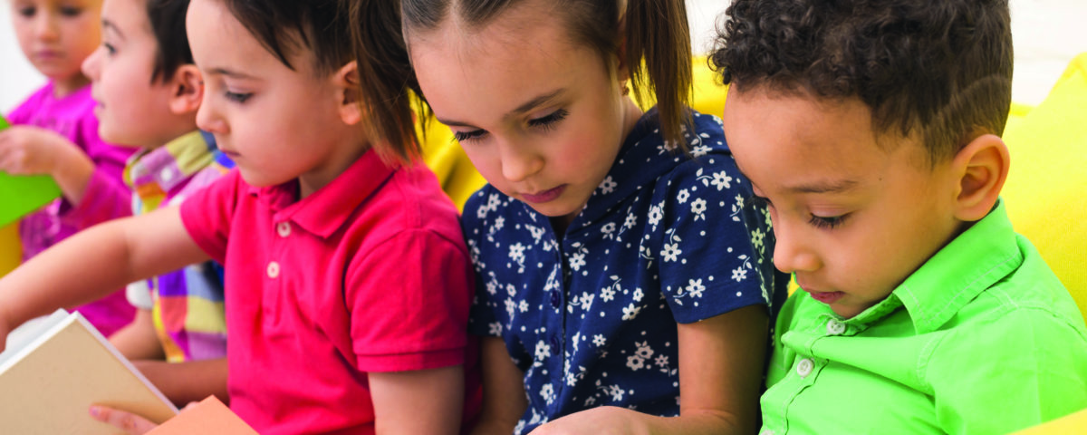 Enfants qui font de la lecture