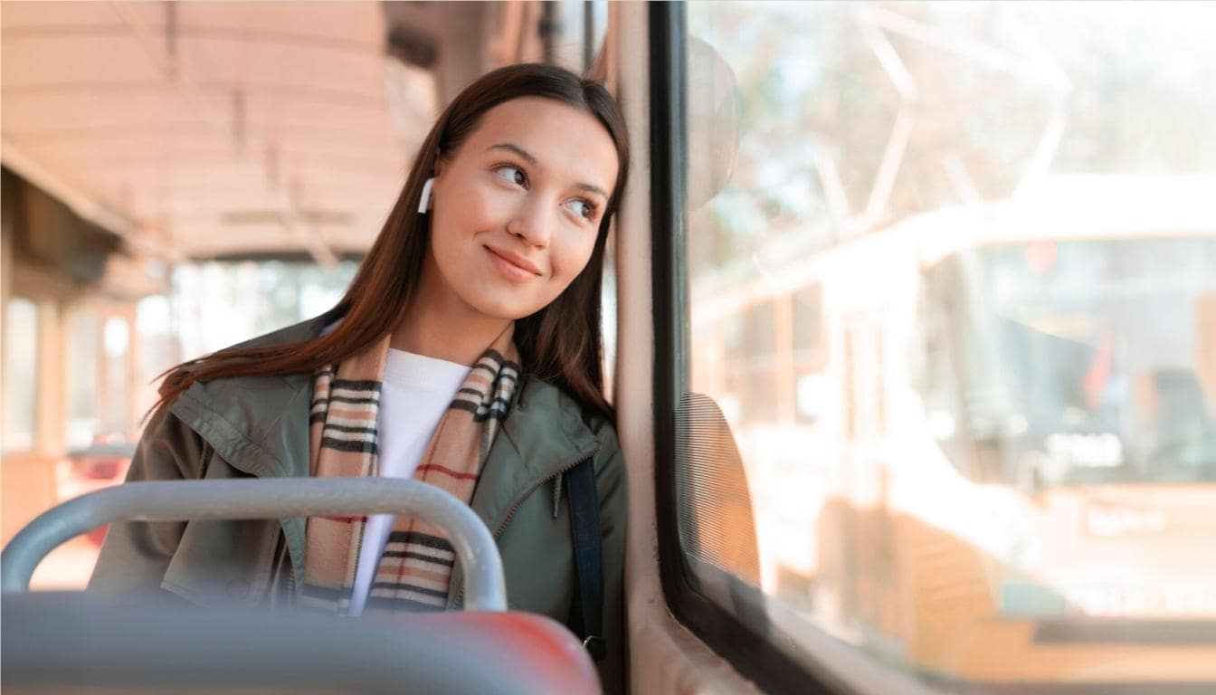 Jeune femme qui prend les transports en commun